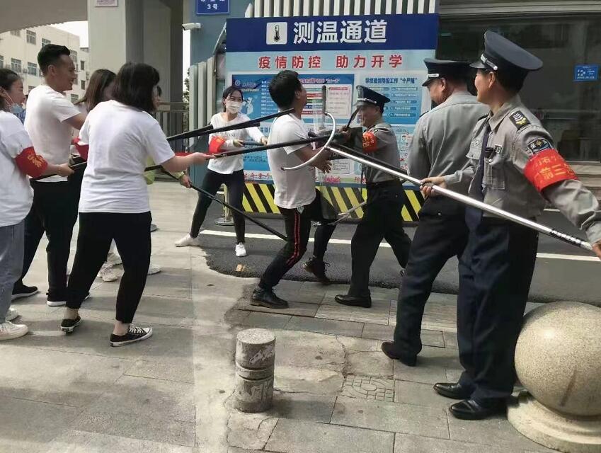 公安分局內(nèi)保大隊(duì)、獵鷹保安公司聯(lián)合開展校園反恐防暴演練活動(dòng)