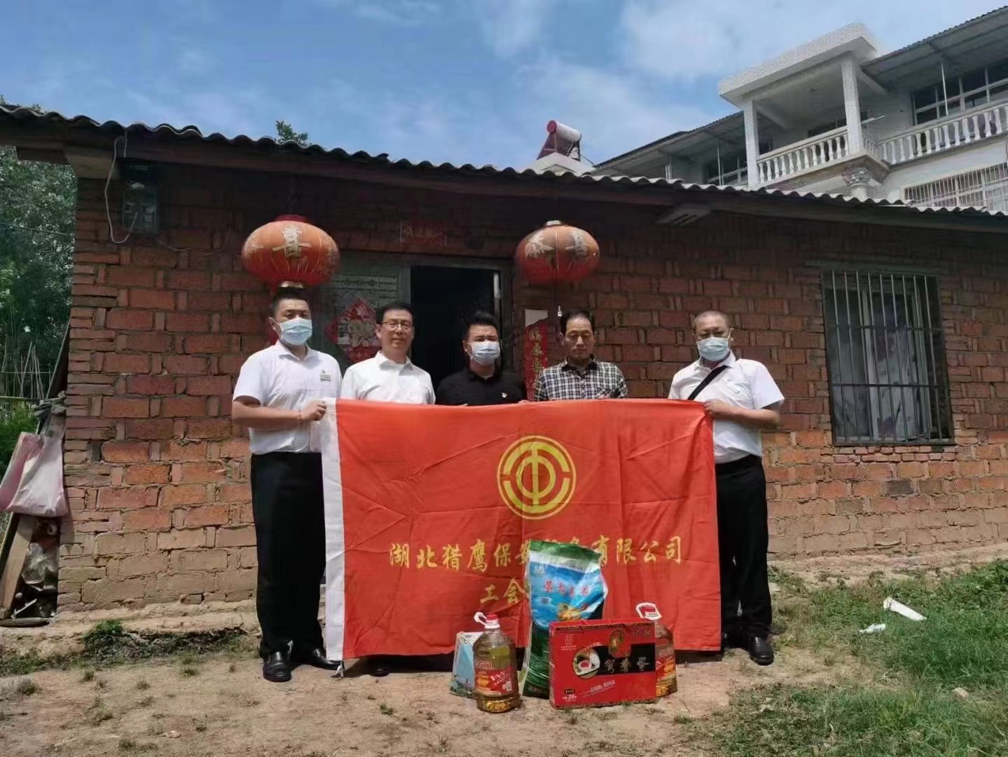 端午節(jié)將至，獵鷹企業(yè)組織員工走進(jìn)鄉(xiāng)村，為老人送去生活物資